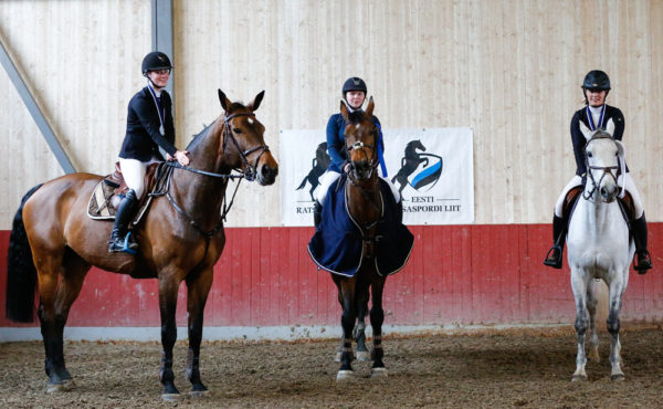 Ketlin Ramjalg ja Pittegaardens Rosita hõbe, Helen Rätsepp ja Calderon kuld, Susan Kaleta ja Aga Flamenco Von Feicht pronks. Foto: Celin Lannusalu