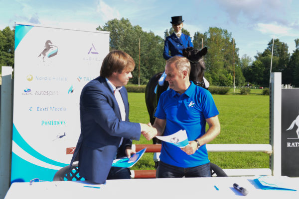 Eesti Meedia ja Eesti Ratsaspordi Liidu lepingu sõlmimine_vasakult Sven Nuutmann ja Siim Nõmmoja_foto_Idea Group