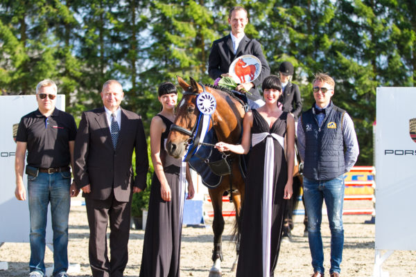 IMG_3006-1_autasustamine_(v)_janek aavik_kohtunik andri sabrodin_võitja priit perna ja hermela_peakorraldaja martten kaldvee